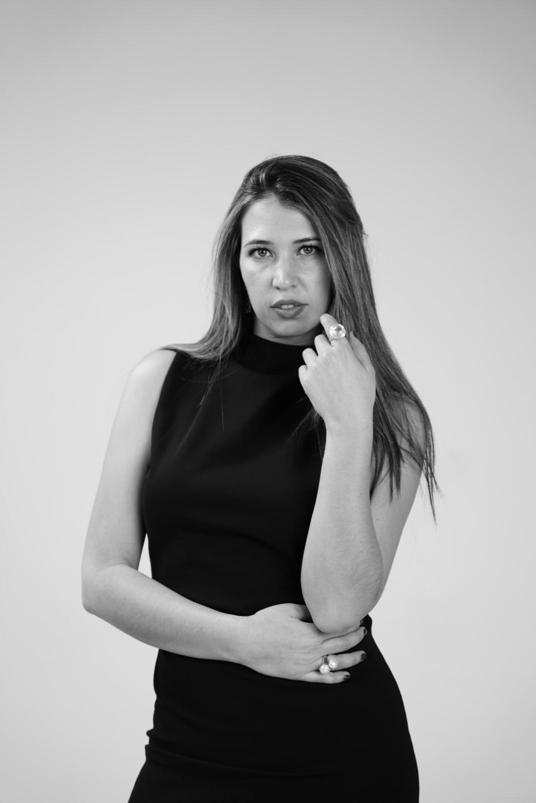 Retrato en blanco y negro de Blanca Izquierdo, pensativa