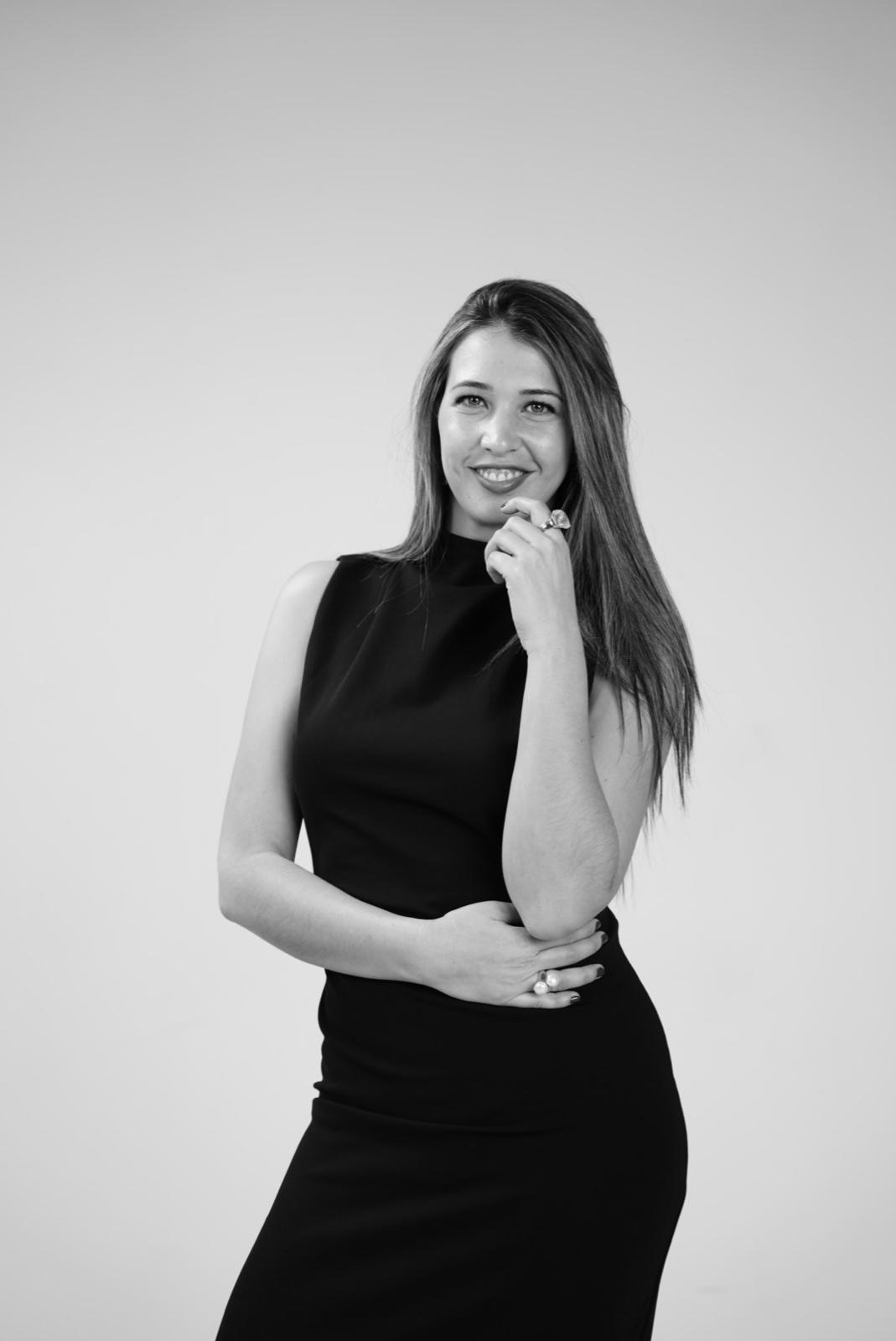 Blanca Izquierdo sonriendo con vestido negro